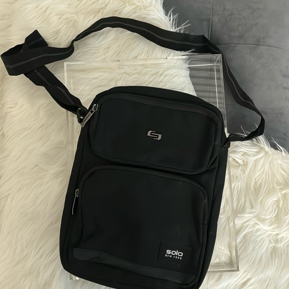 Solo New York Ludlow Universal Tablet Sling Bag - Picture 1 of 8